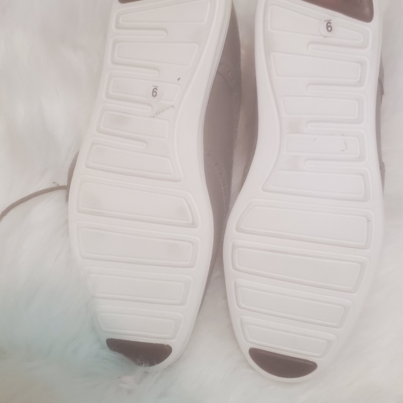 Shoes - Picture 3 of 4